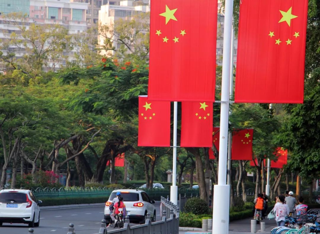 五星红旗迎风飘扬!"思明红"深情告白祖国