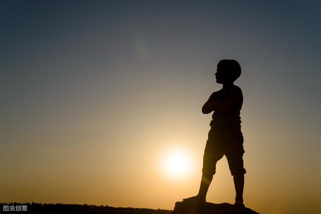 他更不会瞧得上那些高高在上的泥塑木偶,因为它们屁用都没有,无知无觉