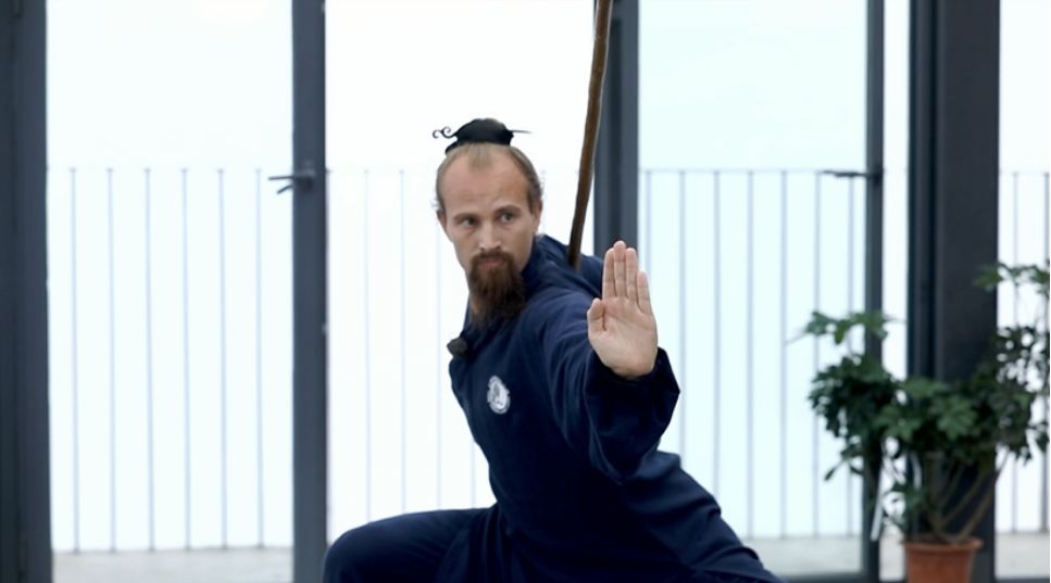 在武当山,有着不少从世界各地慕名而来的修行者,美国小伙子杰克,就是