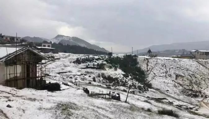 山坡堆满冰雹秀水,黑石头,么站,麻乍,海拉等乡镇贵州省威宁县多个乡镇