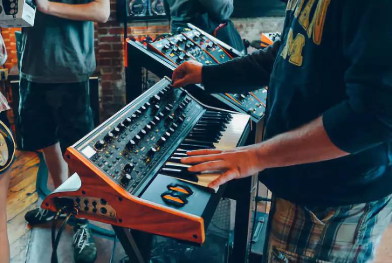 只是想让大家了解一下合成器在现代音乐