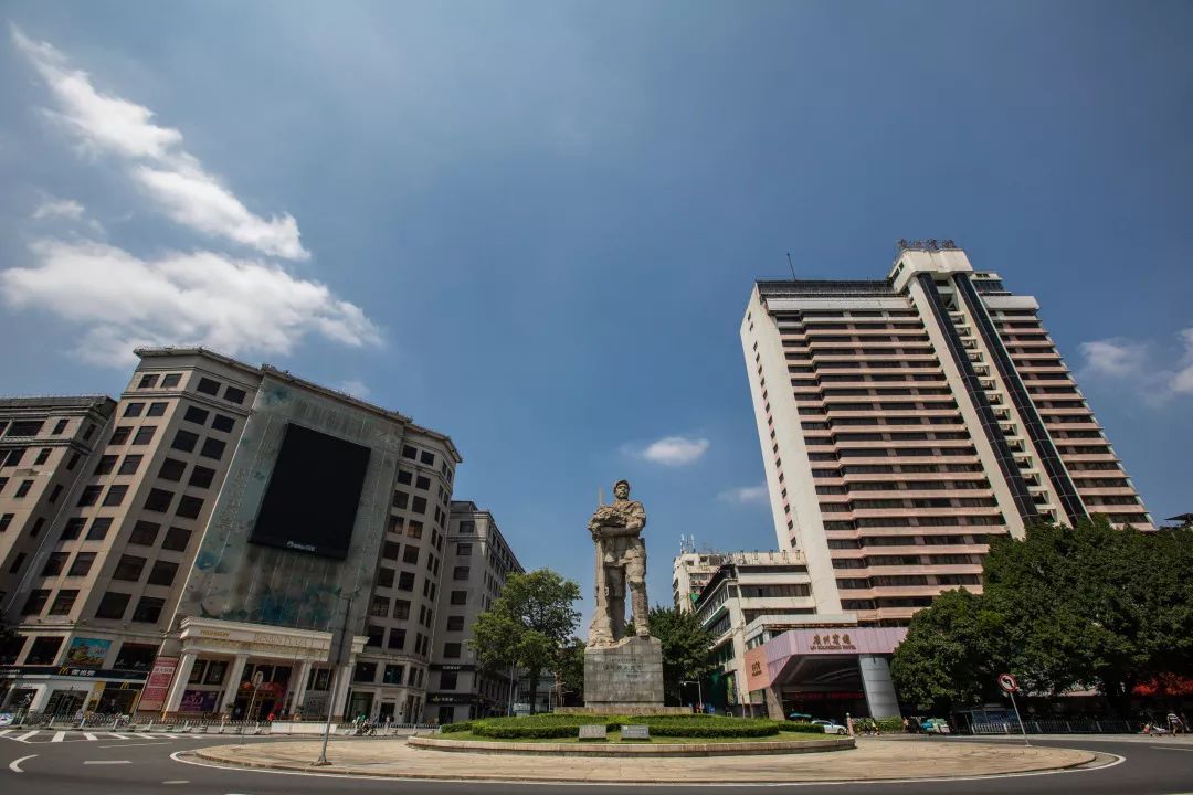 haizhu square 海珠广场,坐落在老广熟悉的海珠桥边,是广州老城区中