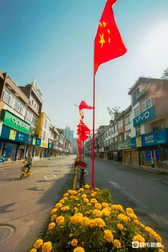 胡鑫攝貴州省黔西縣錦繡花都易地扶貧搬遷小區紅旗飄揚.