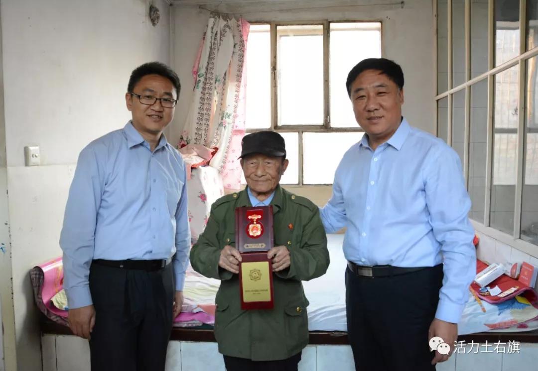 董文清为退伍老兵颁发纪念章