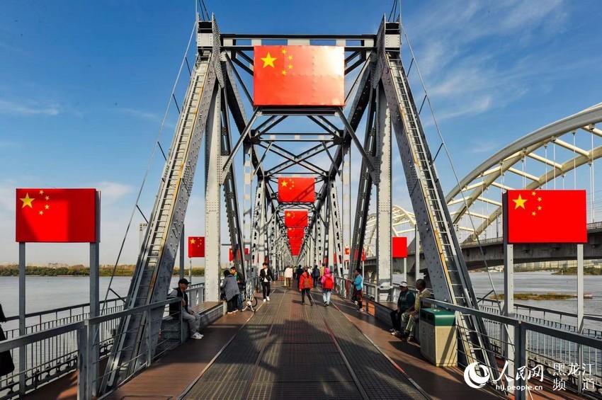 五星红旗飘起来哈尔滨百年滨洲铁路桥变身国旗桥