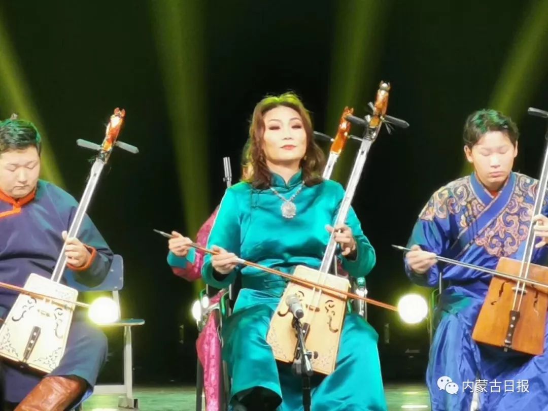 《草原连着北京》《天上的风》《嘎达梅林》《敖特尔青年》《dancing