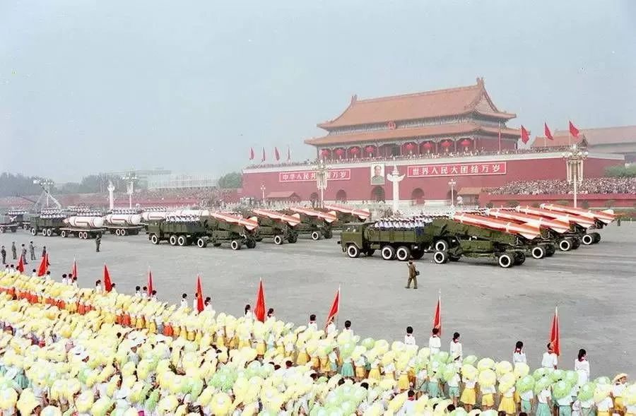 共和国国庆阅兵回顾_天安门