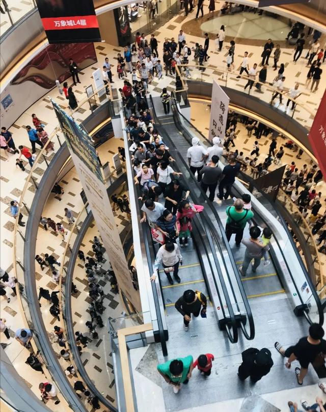 人山人海!今天,济南最大规模的综合体万象城开业!500多家商铺