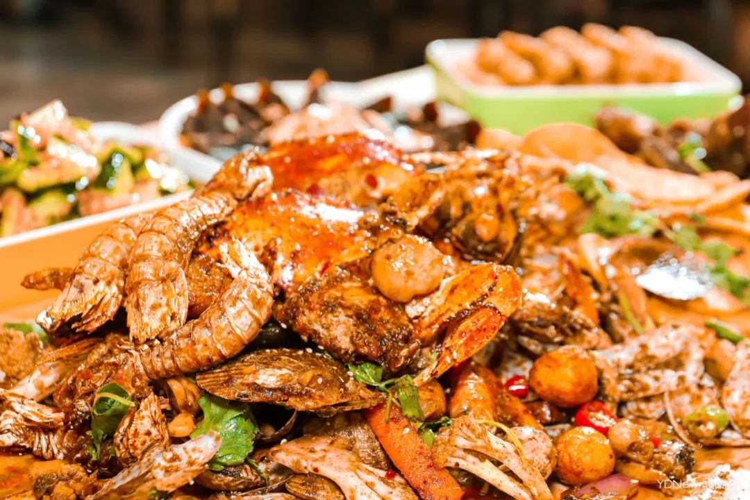 刷爆全网的手抓海鲜来了铁铲上菜还没有锅