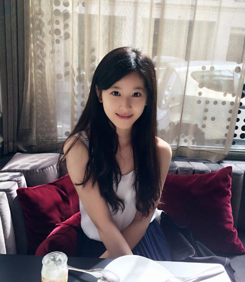 低调一年后,奶茶妹妹章泽天被发现看英超比赛,还不忘拿门将开涮