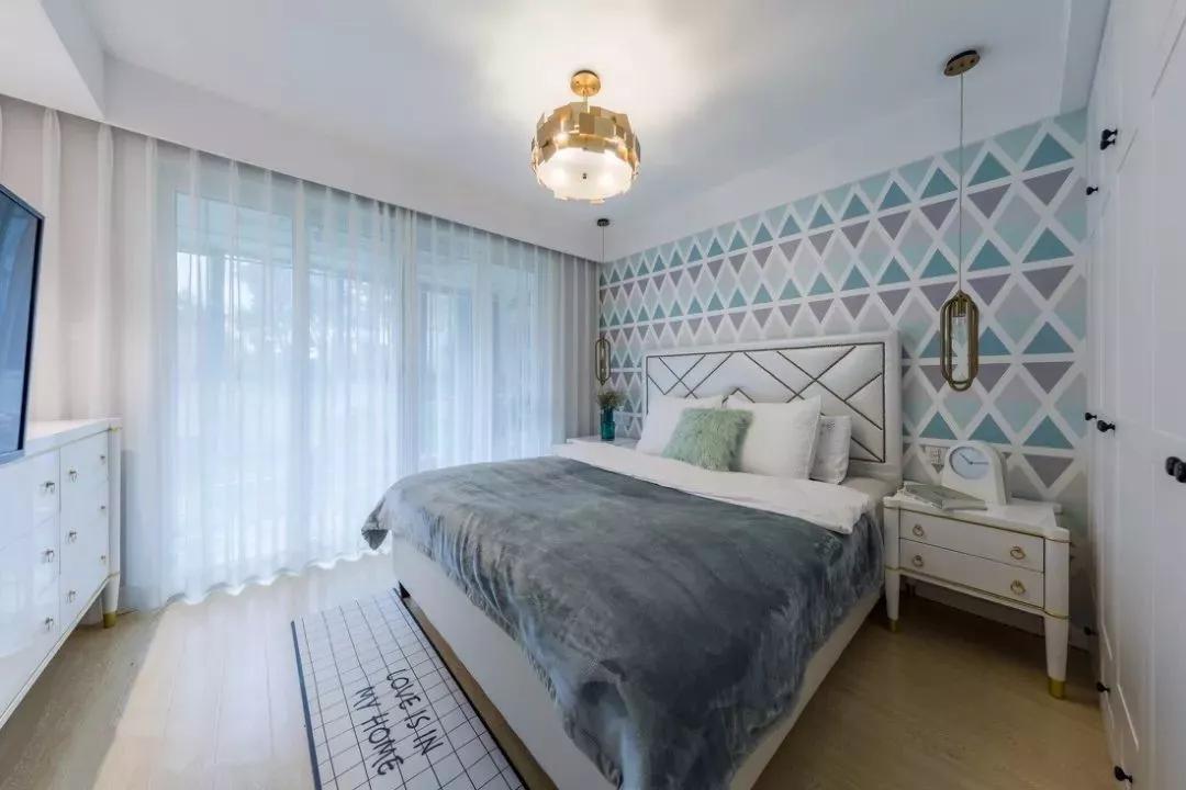 原创卧室的床头背景墙铺上了壁布,看起来有档次多了