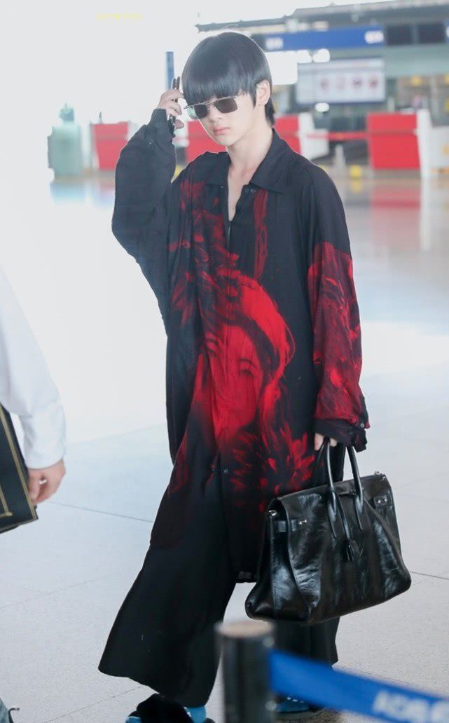 这条超大的阔腿裤裙,走起路来气场十足,真的蛮像是女孩子穿的小裙子的