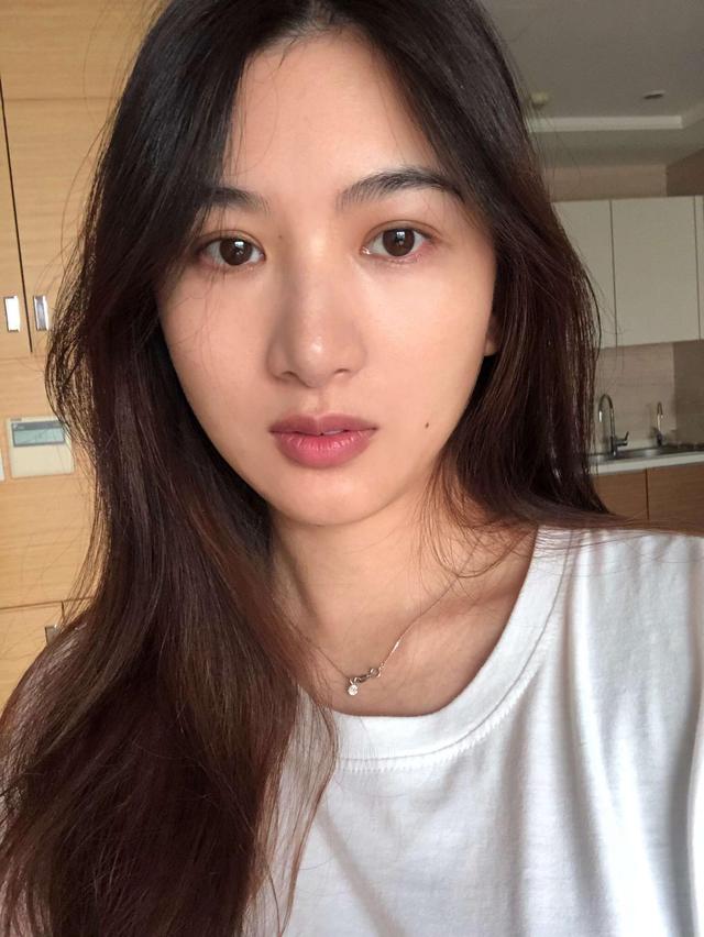 素颜女神vs性感美女,龙怡利近照曝光两种风格轻松驾驭