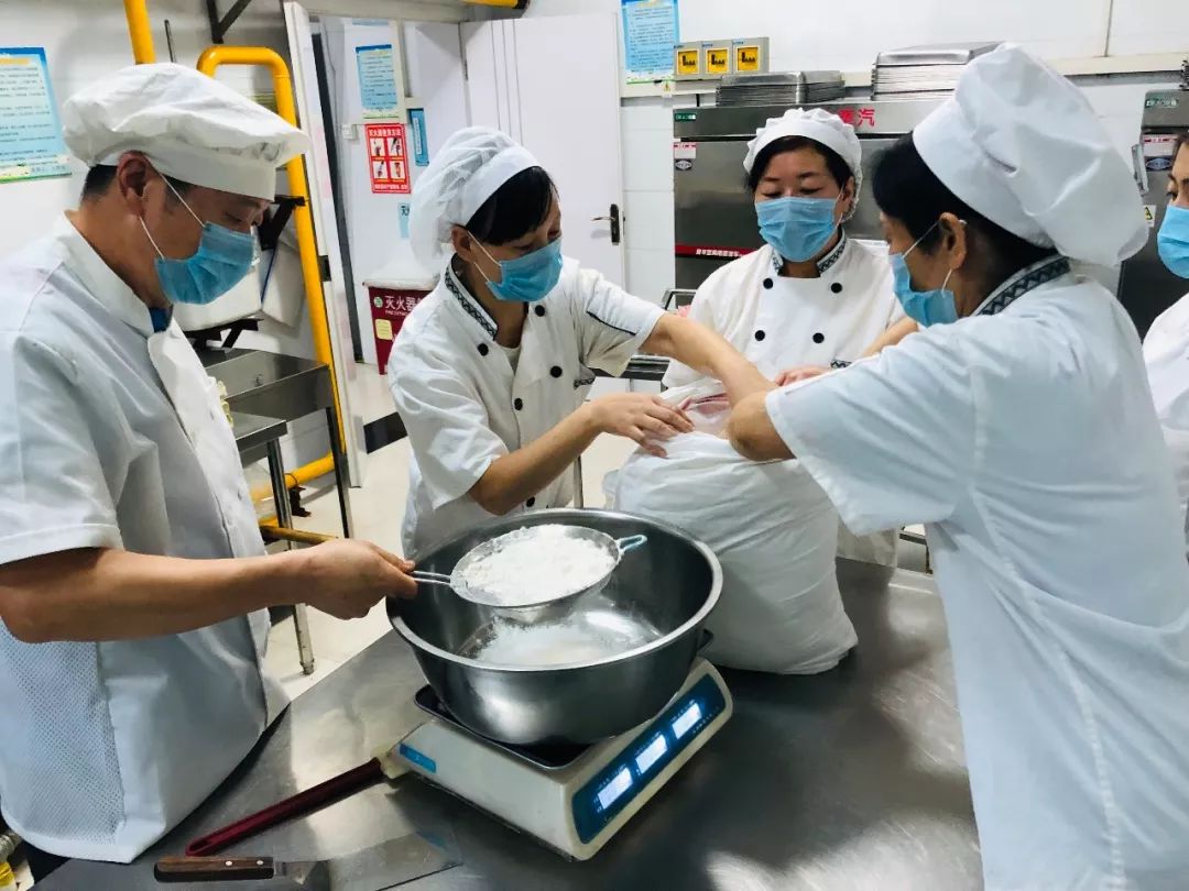 名校后勤工作我园外请西点师对食堂人员进行西点制作的培训20192020学