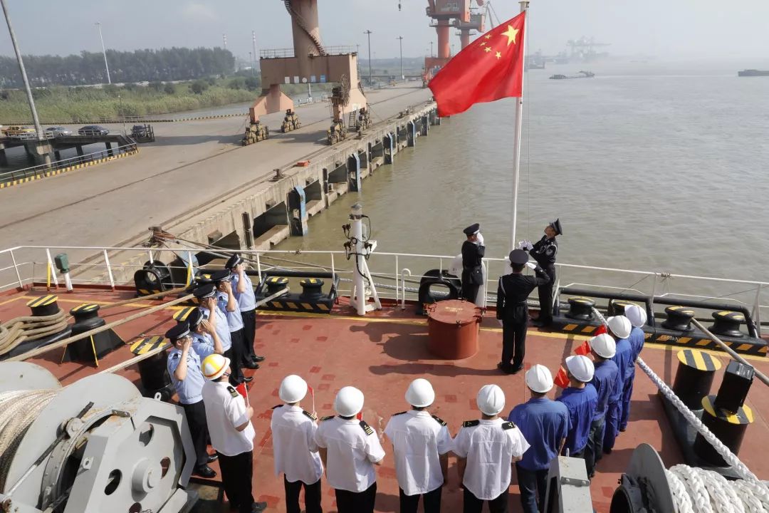 中国香港籍货轮出境前升起五星红旗!