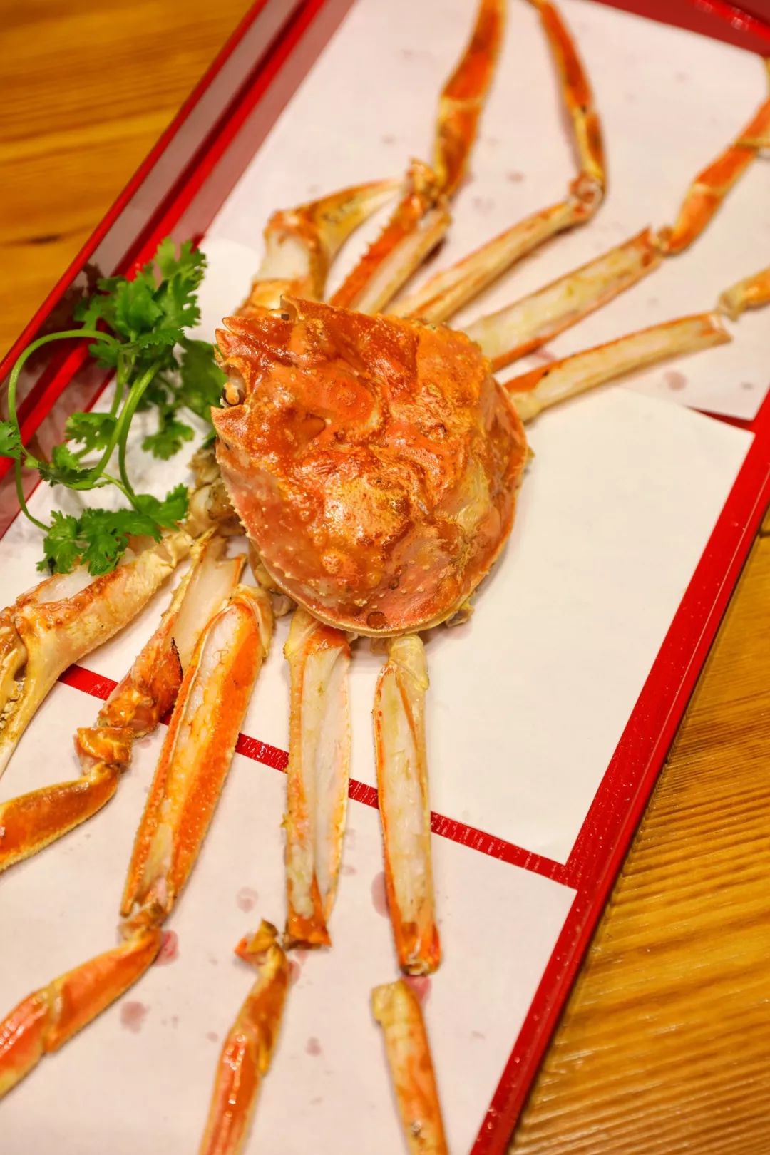 碳烤整只松叶蟹,蟹腿肉如松针般剔透饱满,可以吃原味也撒些许椒盐