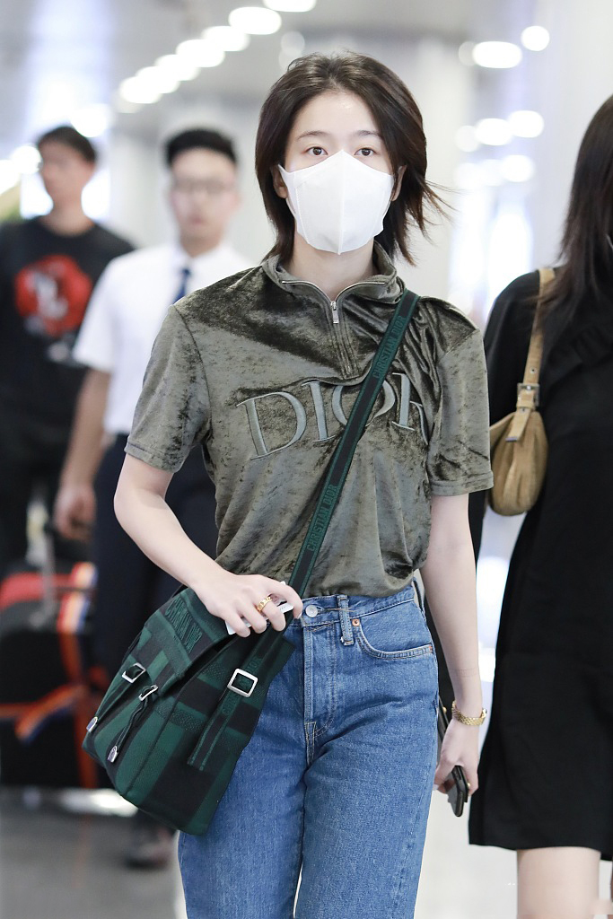 原创张雪迎留干练短发又酷又飒,穿绿衫打造"绿装"造型,清新减龄