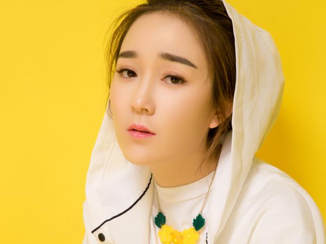 抽象与写实的有机结合,龙梅子《小花》在光影中穿梭