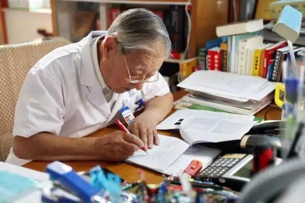 "眼科界泰斗"张效房——永远为病人服务