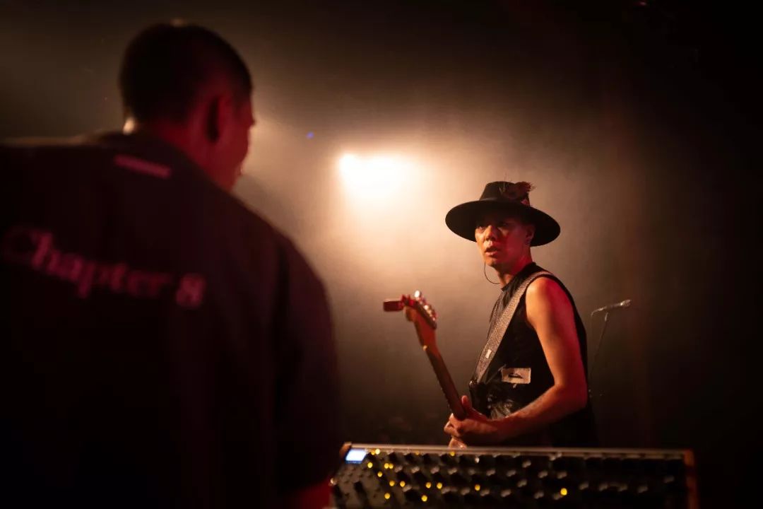 主创ricky早已在摇滚圈小有名气,曾经是rustic乐队的贝斯手, 这支乐队