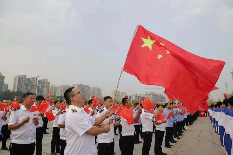 原创河南鹿邑万人升国旗唱国歌庆祝新中国成立70周年