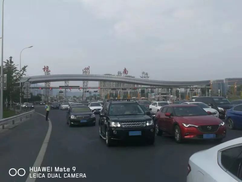 杭新景高速杭州南收费站迎来出城大军