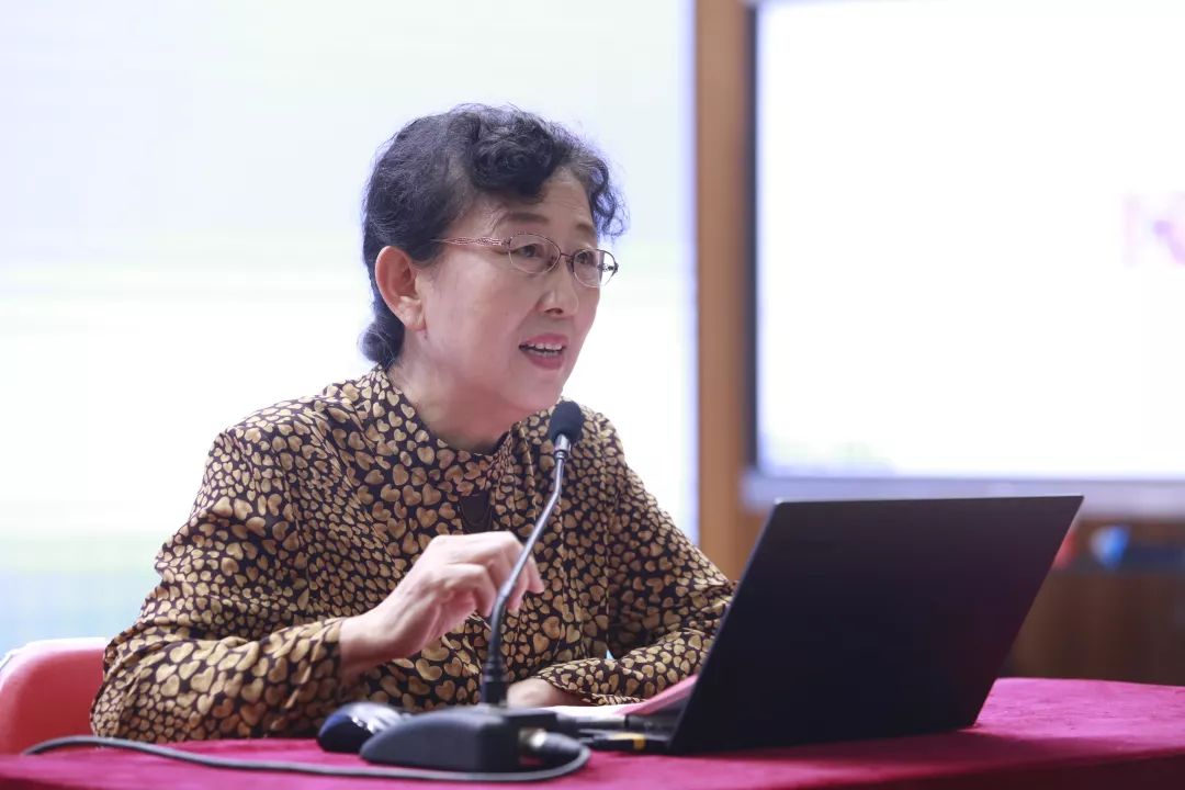 吴老师指出,张虹老师的《滴水实验》课堂,融入了数学学科测量与计算