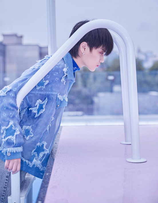 娱乐资讯天生的静谧气质 叶禹含玩转蓝色穿搭法则