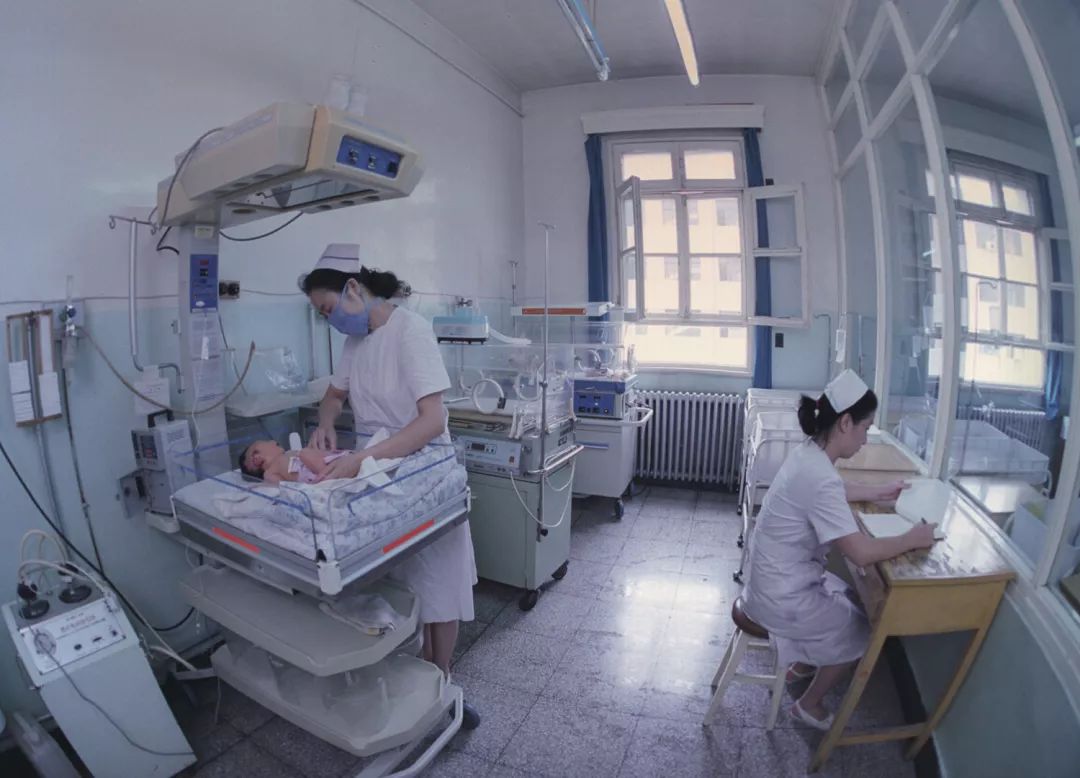 监护室上图为90年代初期的手术室下图为现在的心脏外科手术间上图为1