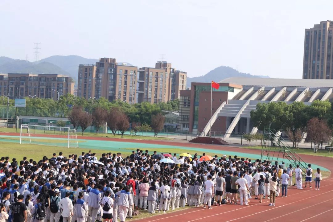 青春活力绽放光彩献礼祖国七十华诞德清一中第五十六届体育运动会圆满