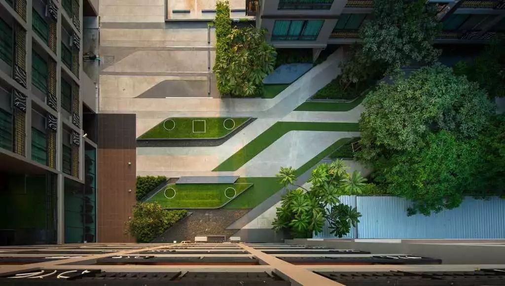 由于中庭采光极好,又亲近室外,绿化,流水,山石这些常常是中庭置景的