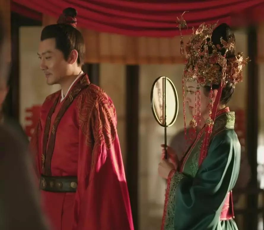 知否:同样都是庶女高嫁,明兰珠玉满头,墨兰头饰少的可怜_顾廷烨