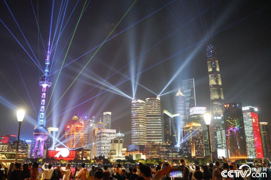 上海陆家嘴上演灯光秀