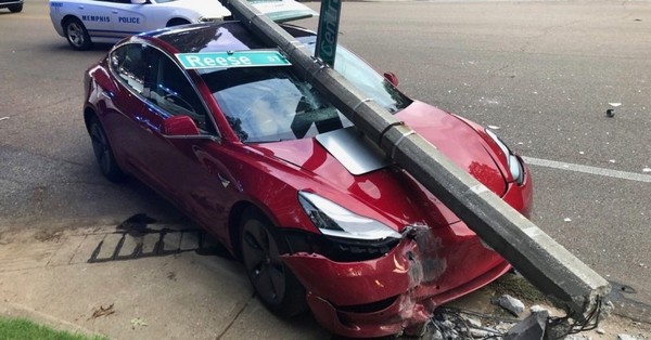 特斯拉model 3和水泥路灯谁更硬 撞下试试不就知道了