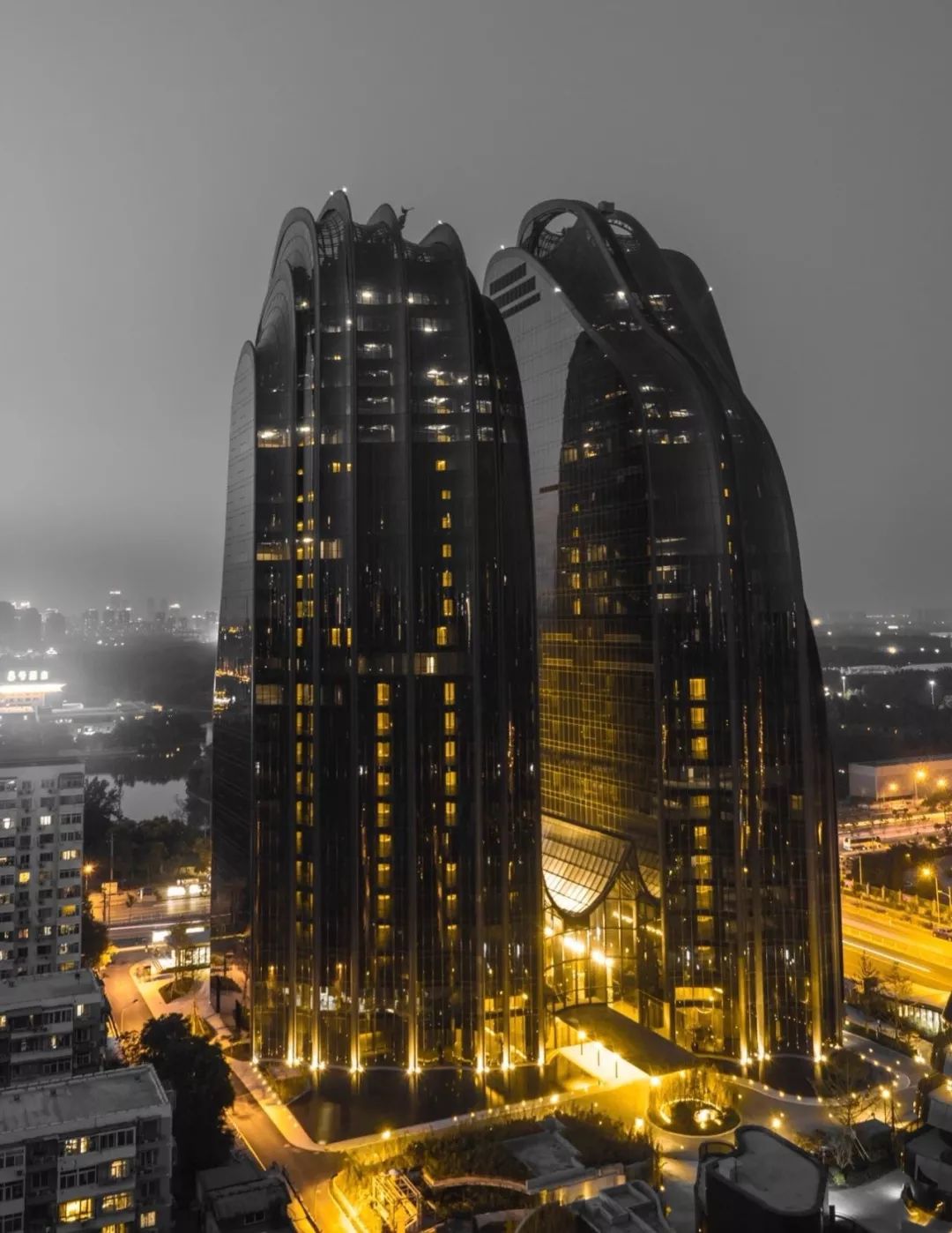 山水城市"塔楼这样的自由曲面幕墙,曲面优化指的是将表达建筑师意图的