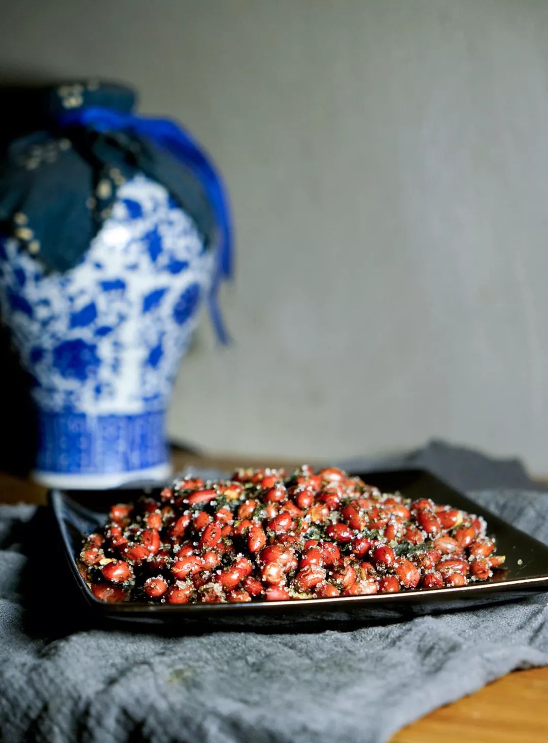 一碟花生一壶酒三五好友常聚首