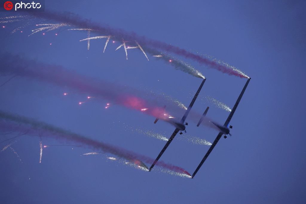 四川国际航展开幕 特技飞机划破长空吸引眼球