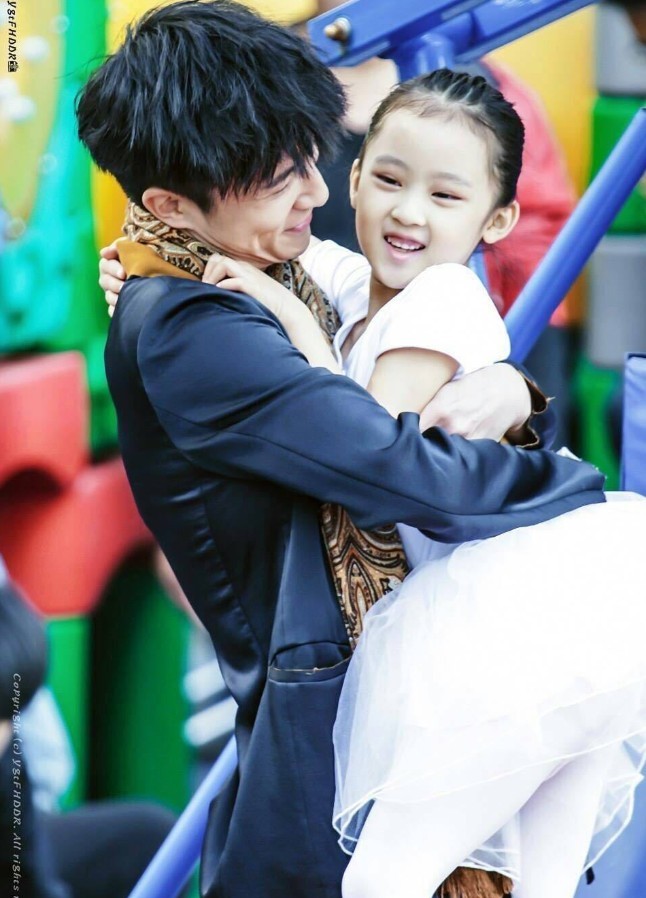 王俊凯抱小女孩图片
