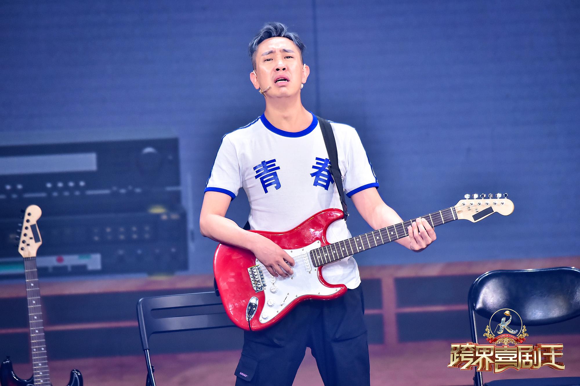 白凯南饰演的老白一登场就"笑"果不断,抱着吉他打着瞌睡,呼噜声震天响