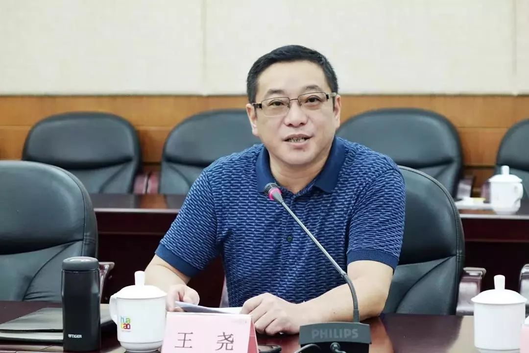 初心使命华漕镇领导班子成员集体观看献礼片我和我的祖国汲取奋进力量