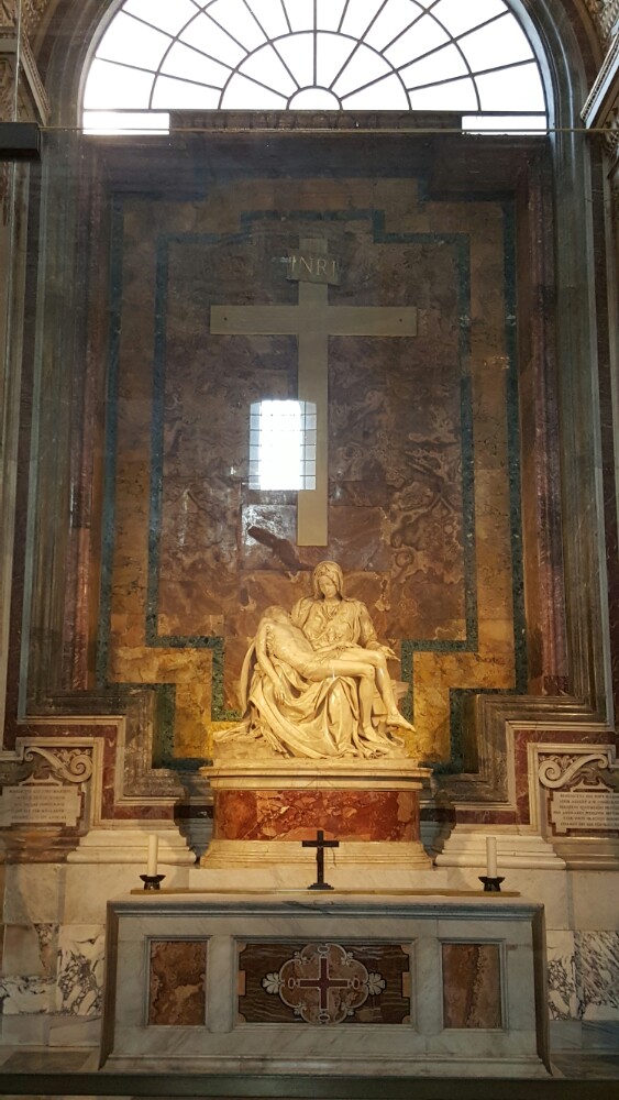 青铜华盖与圣彼得宝座都在大教堂中心位置最大的那个