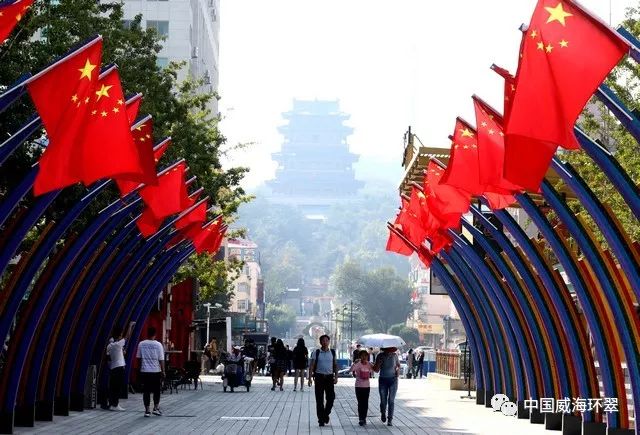 五星紅旗扮靚大街小巷,環翠街頭飄揚最美