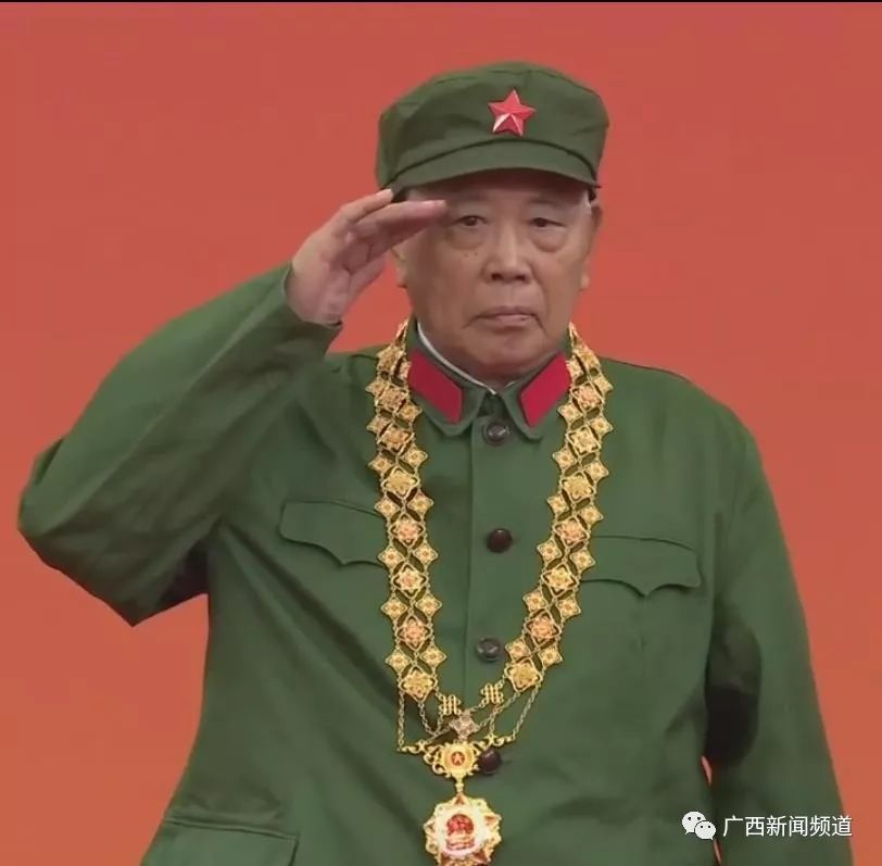 致敬今天上午广西军区老英雄李延年被授予共和国勋章