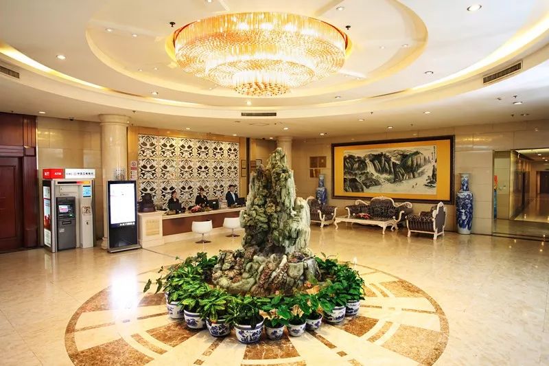 在三元桥站下车,步行180米在三元桥地铁10号线(内环)上车,在大红门站