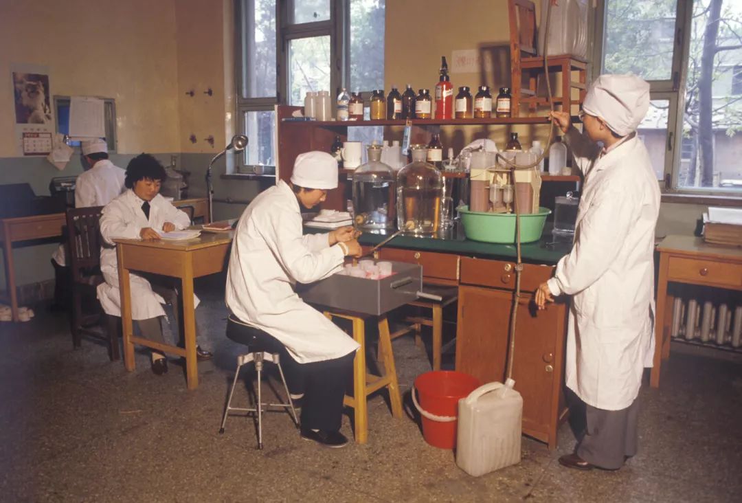 年代末期的遗传研究室实验室下图为如今的中心实验室上图为1986年建院