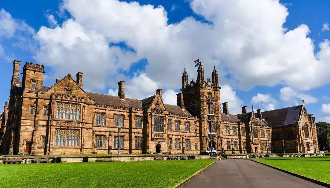 受邀参观中国驻布里斯班大使馆,由大使馆工作人员迎接,亲自为孩子讲解