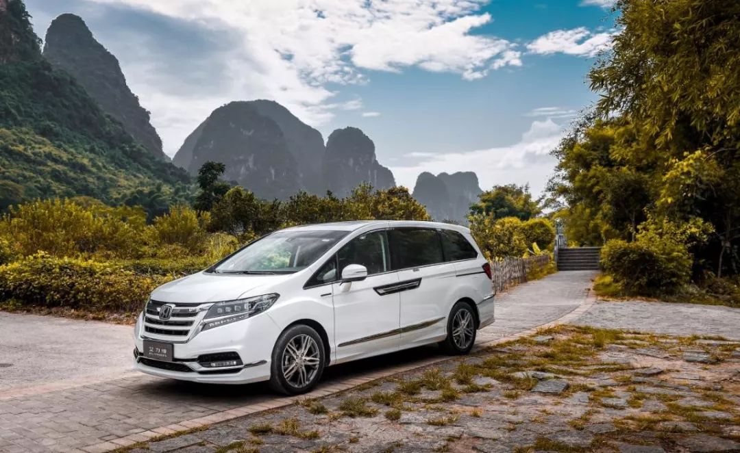 艾力绅锐混动全系搭载魔术感应门黑科技竟这般酷炫