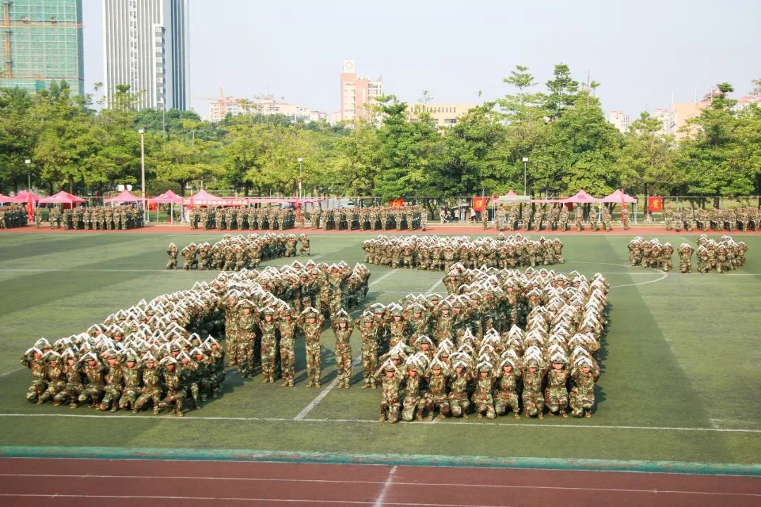 组成,在《我和我的祖国》的优美音乐中,他们通过队形的变换和起立下蹲