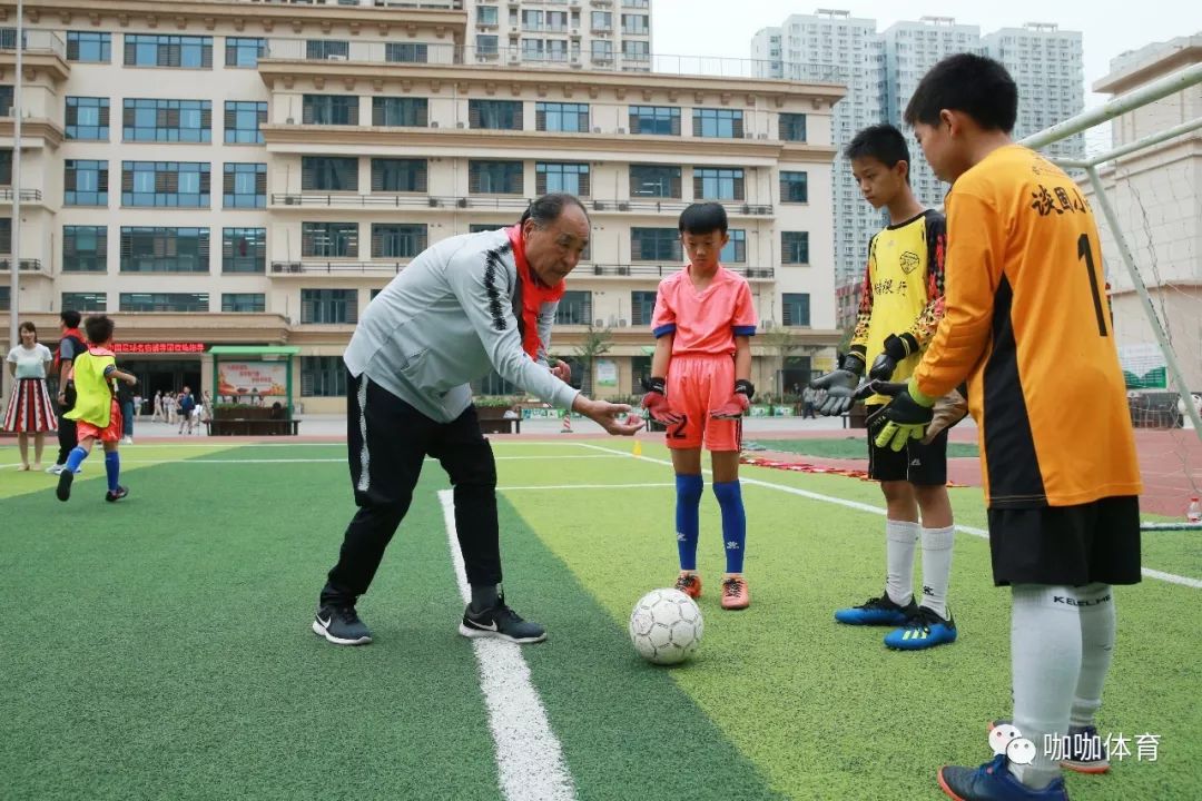 足球名宿团走进石家庄一谈固小学亲带小将