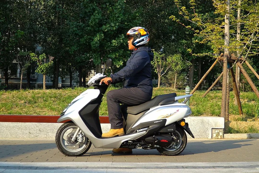 小踏板也可以智能出行五羊本田国四睿影110试驾